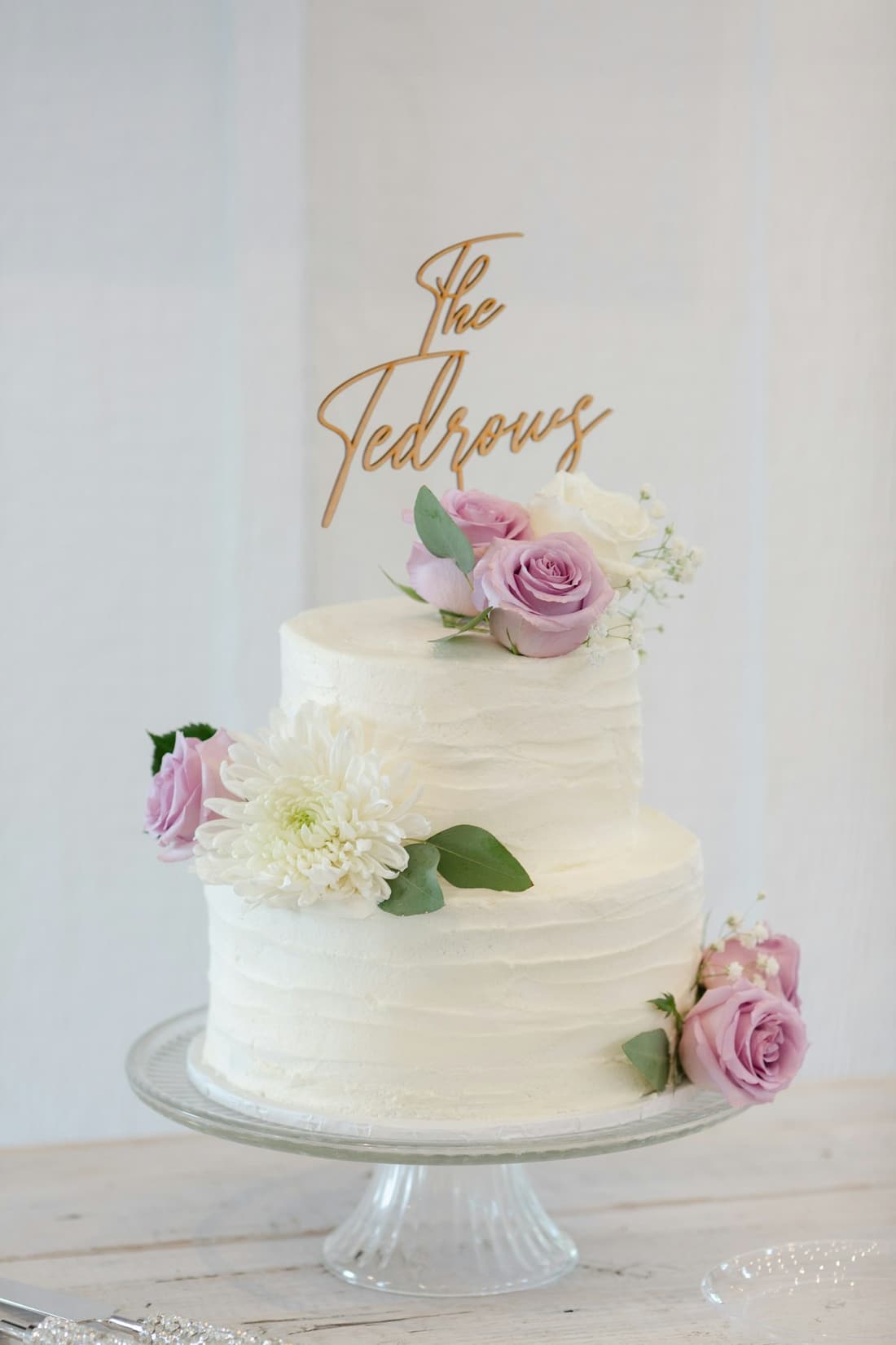 Torta de boda de tres pisos en blanco y oro rosado, CandyLab
